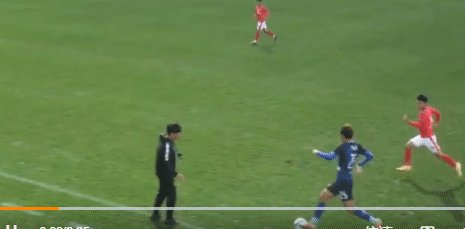 华体会HTH-雷人操作！中冠赛场主帅场边伸腿绊倒对方进攻球员